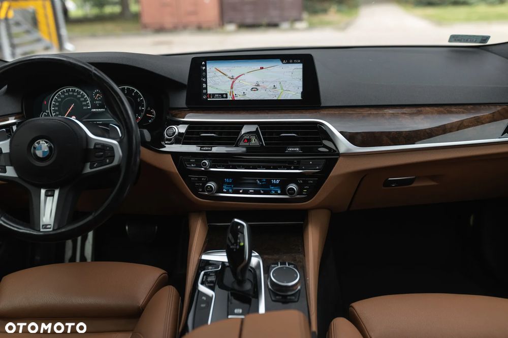 BMW Seria 5 M550i xDrive sport - 21
