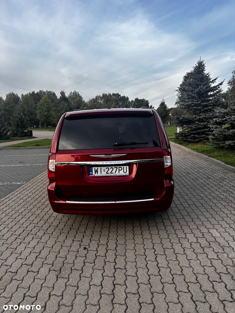 Chrysler Town & Country - 11