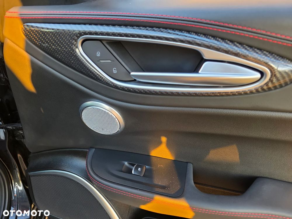 Alfa Romeo Giulia 2.0 Turbo 16V AT8-Q4 Estrema - 38