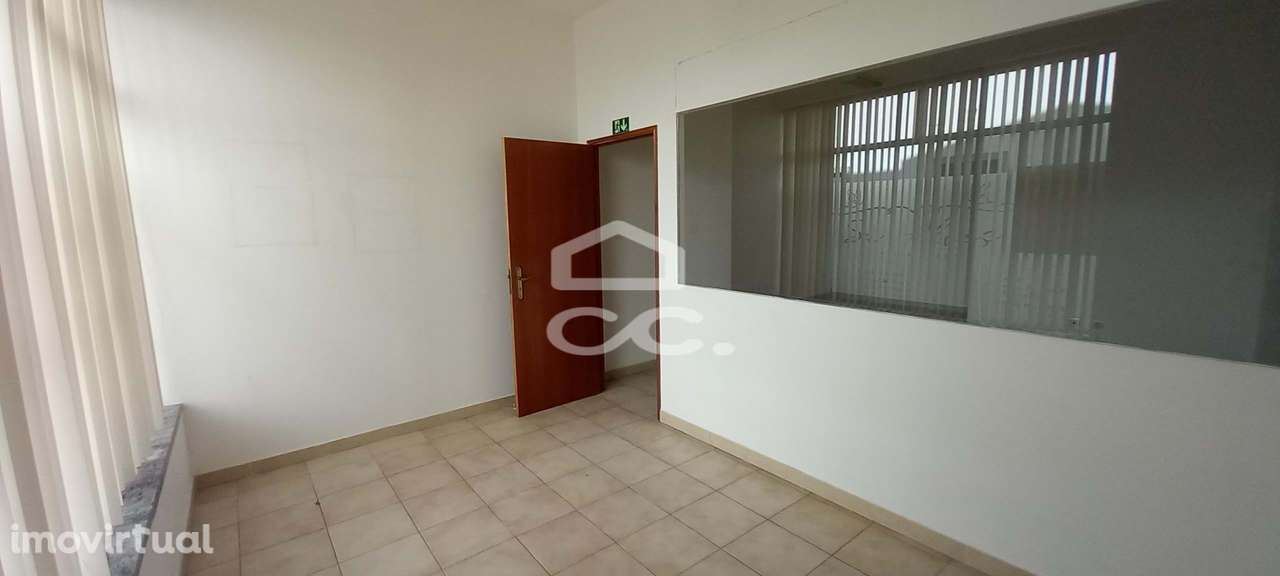 Loja para arrendar com 3 divisões e grande montra - Grande imagem: 4/22