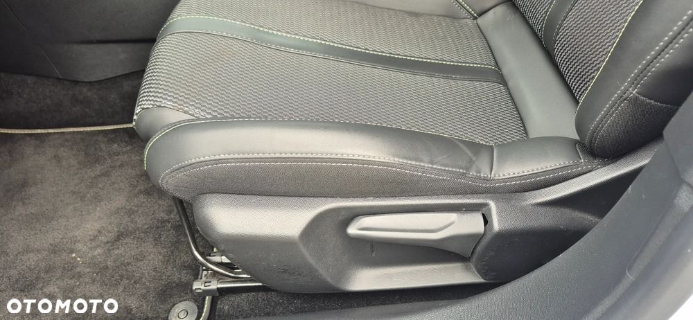 Peugeot 2008 PureTech 130 GT S&S EAT8 - 11