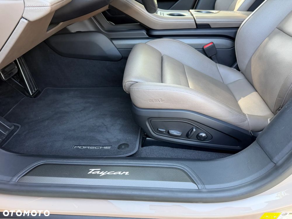 Porsche Taycan Turbo S - 28