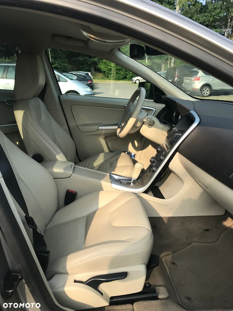 Volvo XC 60 D5 AWD Momentum - 8