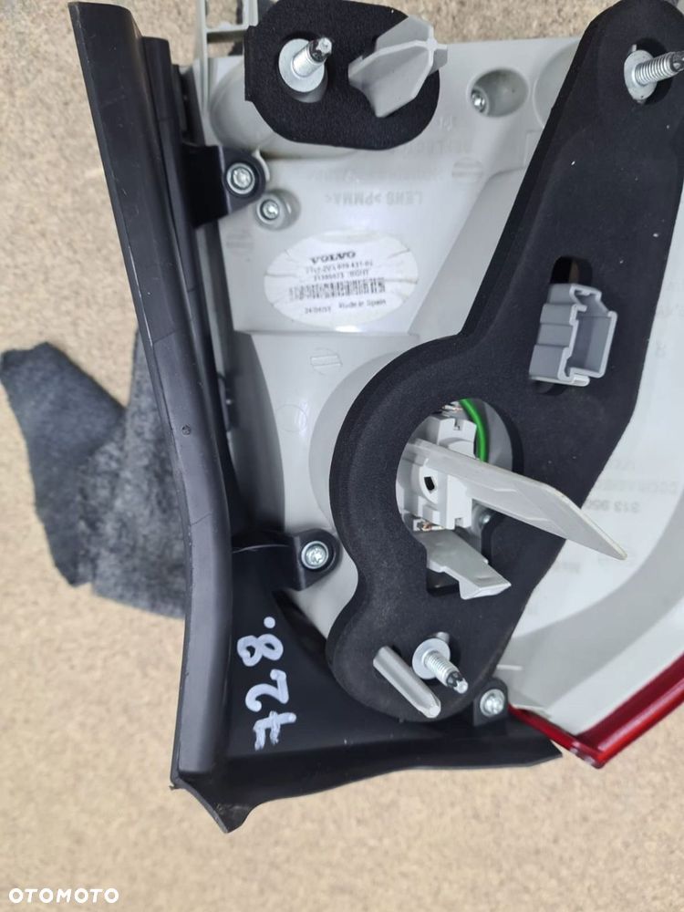 VOLVO V70 XC70 LAMPA TYŁ PRAWA - 4