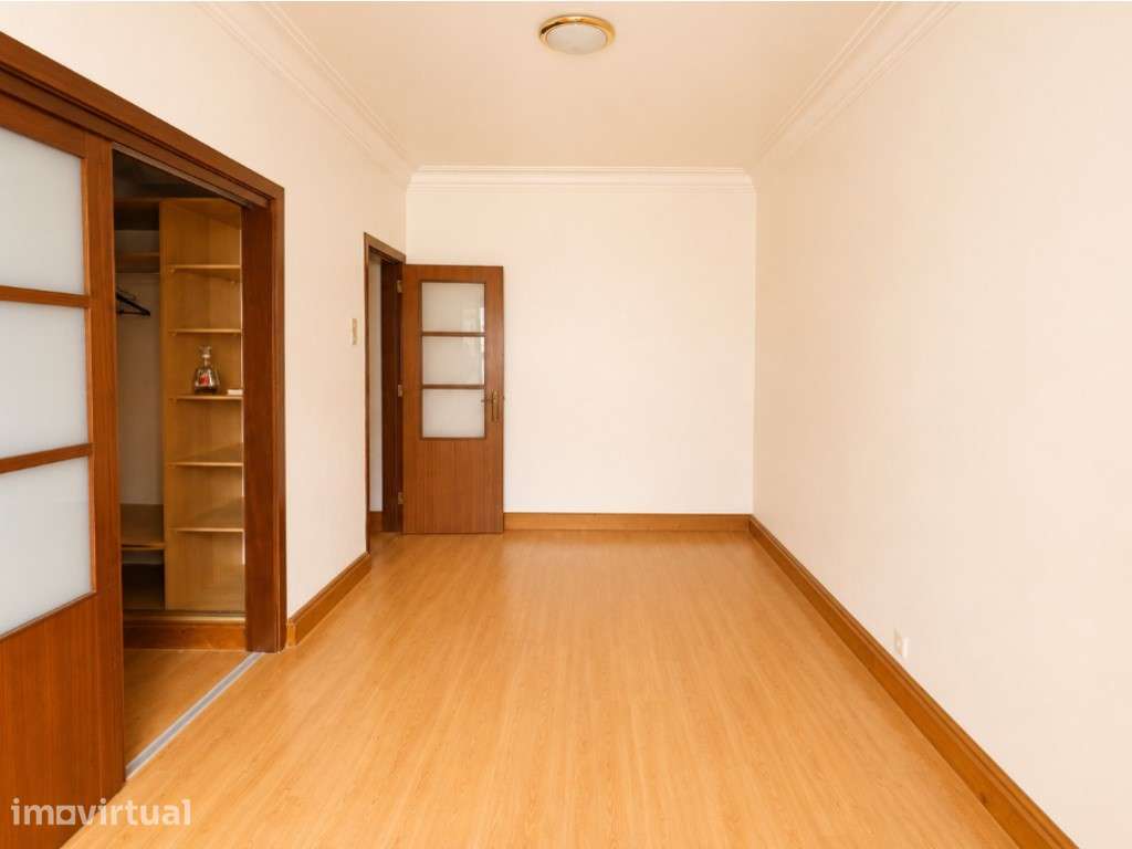 Apartamento T2 Renovado com Varanda em Rés-do-Chão - Grande imagem: 2/11