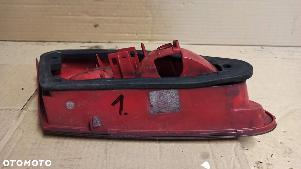 # LAMPA PRAWY TYŁ W KLAPĘ SEAT LEON II - 2