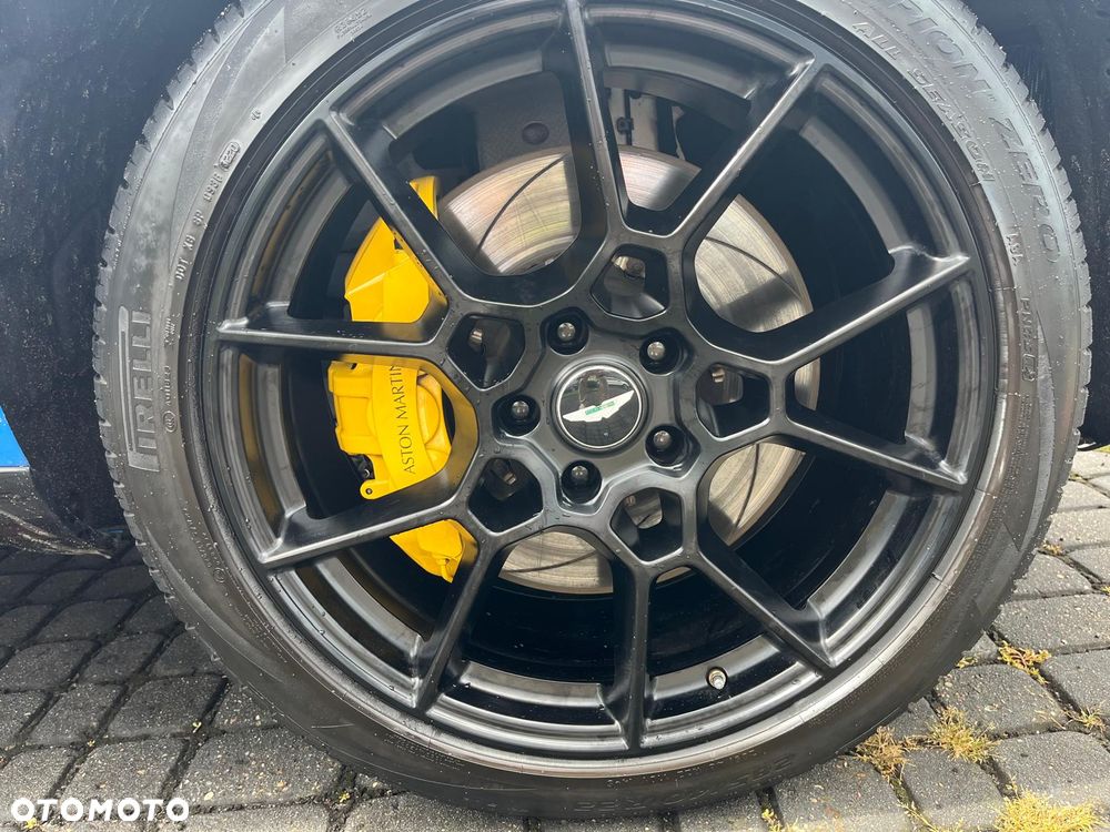 Aston Martin DBX - 26