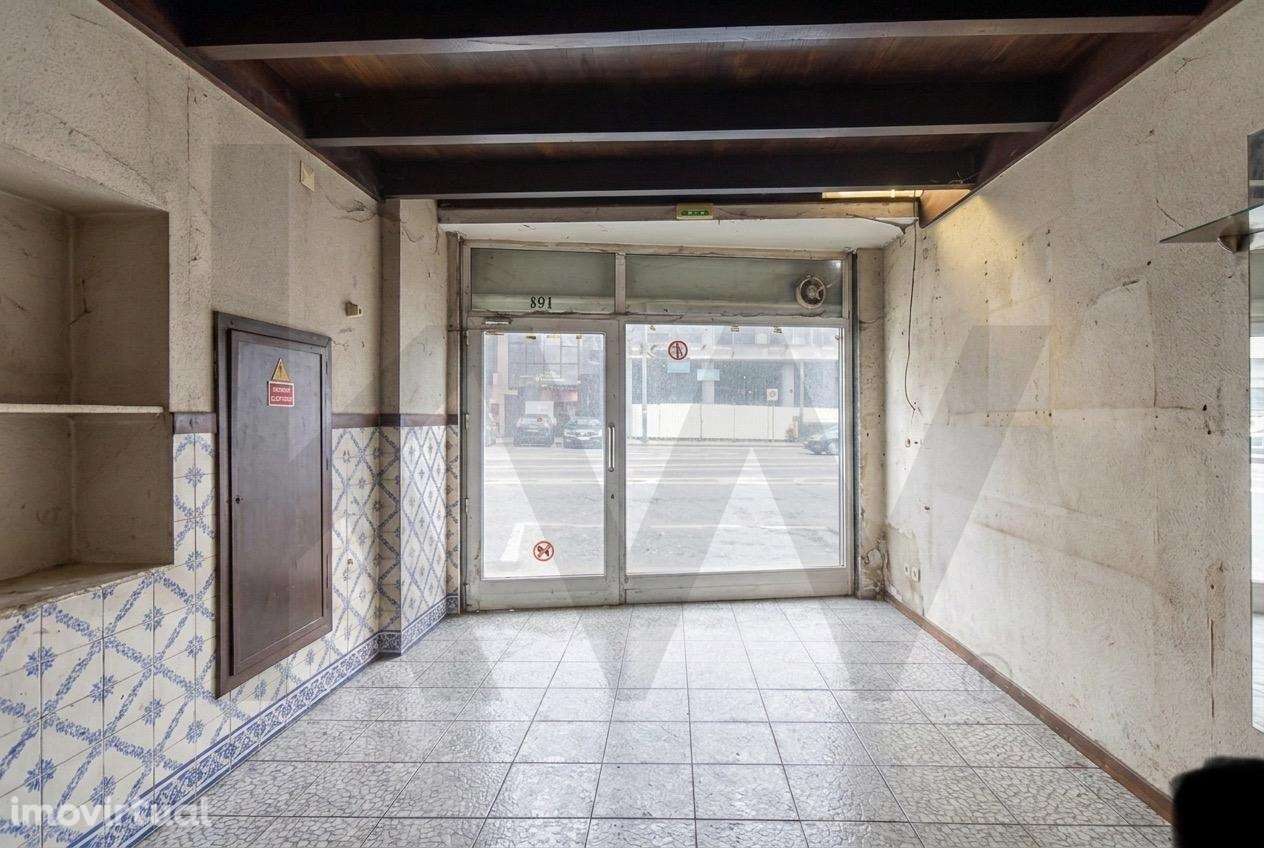 Loja ampla em dois pisos para recuperar  no centro do Porto -  Rua Gon - Grande imagem: 2/22