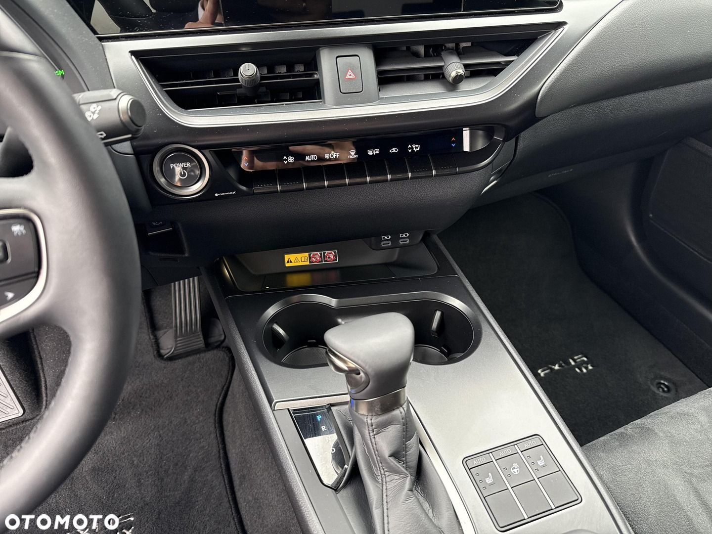 Lexus UX - 24