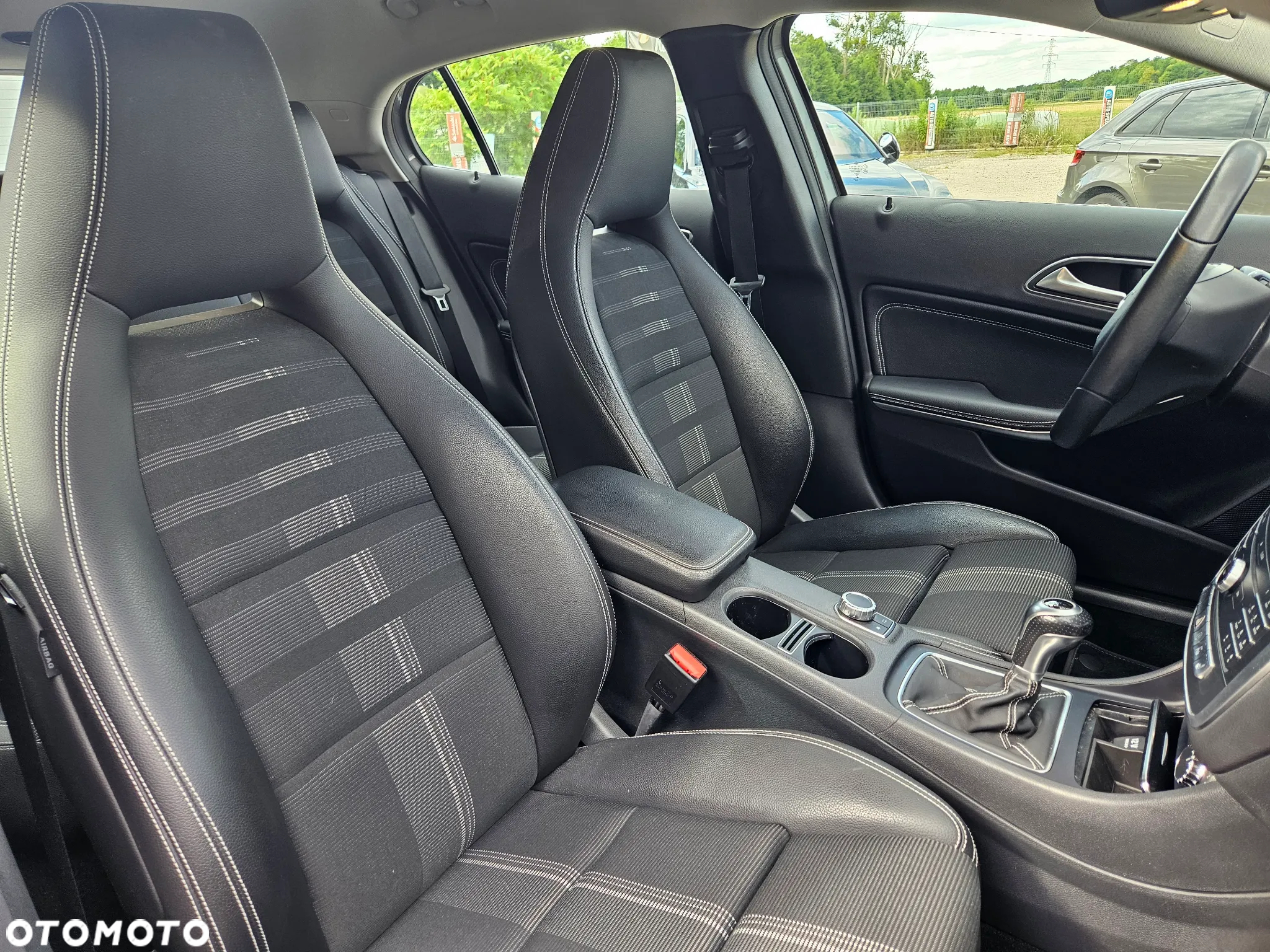 Mercedes-Benz GLA 180 UrbanStyle Edition - 28