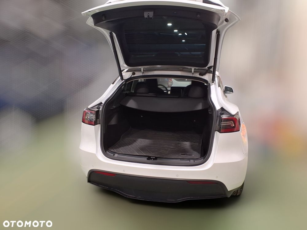 Tesla Model Y Long Range AWD - 11