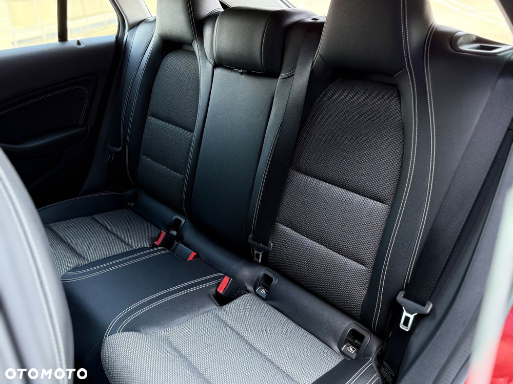 Mercedes-Benz CLA 180 7G-DCT - 34