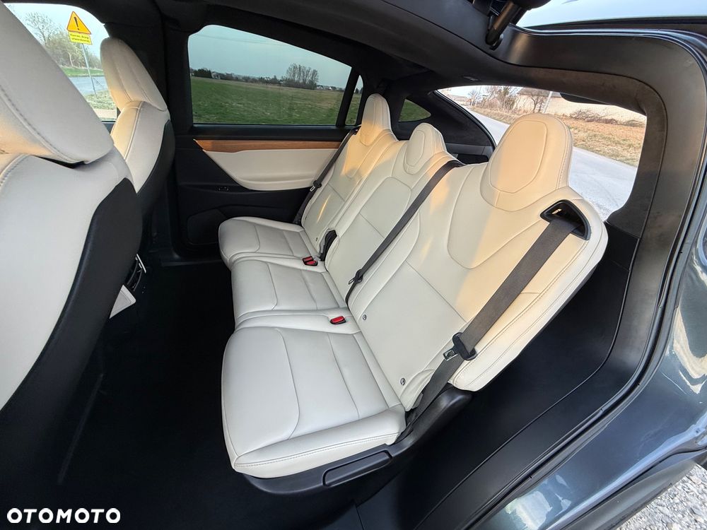 Tesla Model X - 32