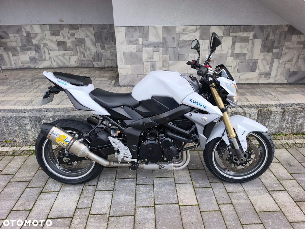 Suzuki GSR - 16