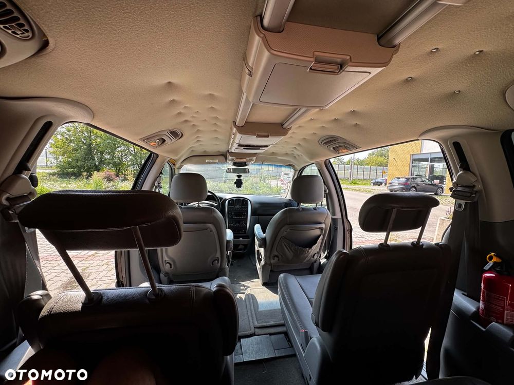Chrysler Town & Country - 10