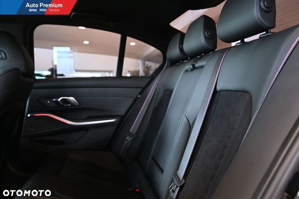 BMW Seria 3 330i xDrive - 14