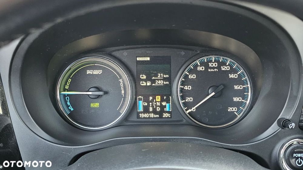 Mitsubishi Outlander Instyle NAVI + - 39