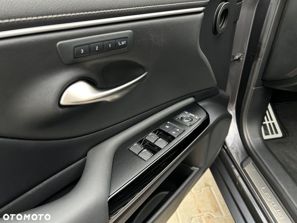 Lexus ES 300h F Sport Edition - 11
