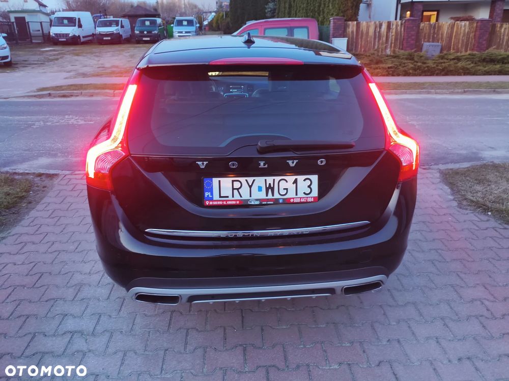 Volvo V60 D6 AWD Plug-in Hybrid R-Design Momentum - 22
