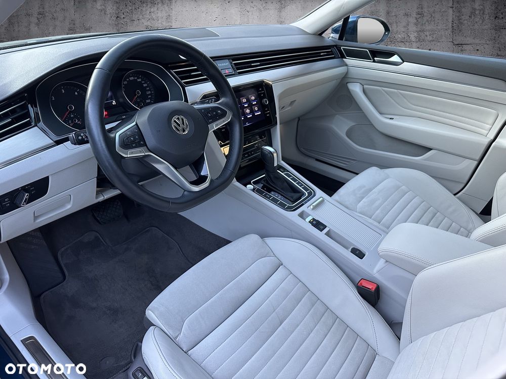 Volkswagen Passat Variant 2.0 TDI SCR DSG Elegance - 9
