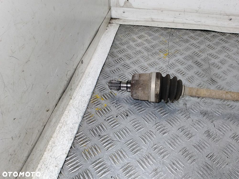 PÓŁOŚ PRAWA PRZÓD HYUNDAI I20 I 1.4 16V - 2