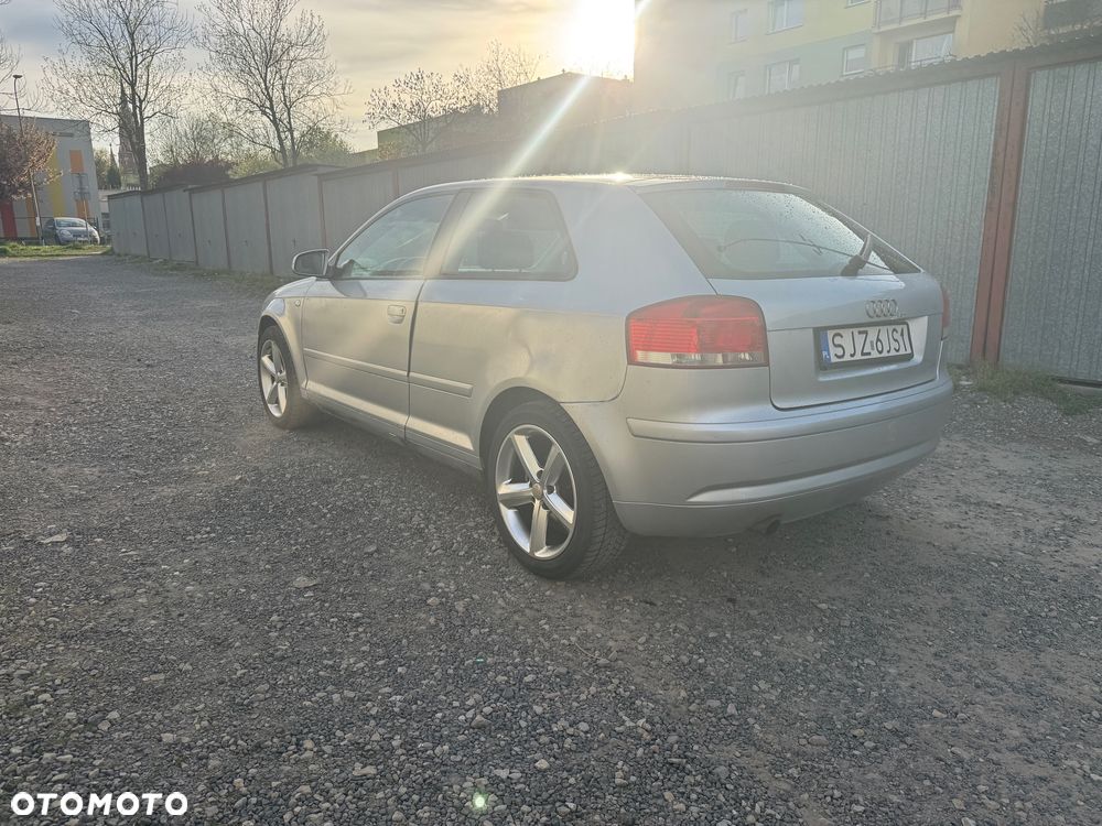 Audi A3 3-drzwiowe 1.6 FSI Ambition - 4