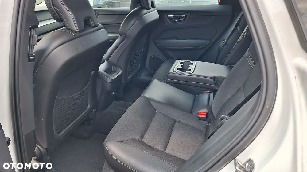 Volvo XC 60 T4 Momentum - 9