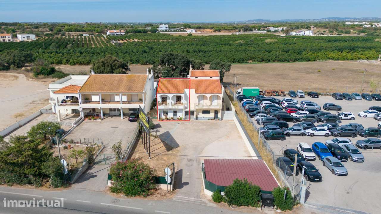 Moradia com dois pisos e amplo armazém — Potencial de investimento em - Grande imagem: 2/20