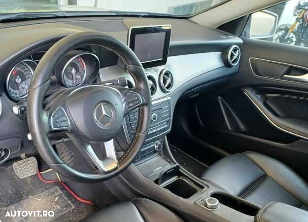 Mercedes-Benz GLA 220 d 4Matic 7G-DCT - 4