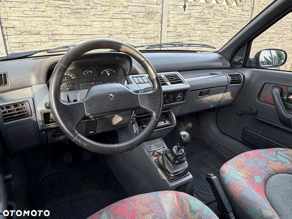 Renault Clio - 11
