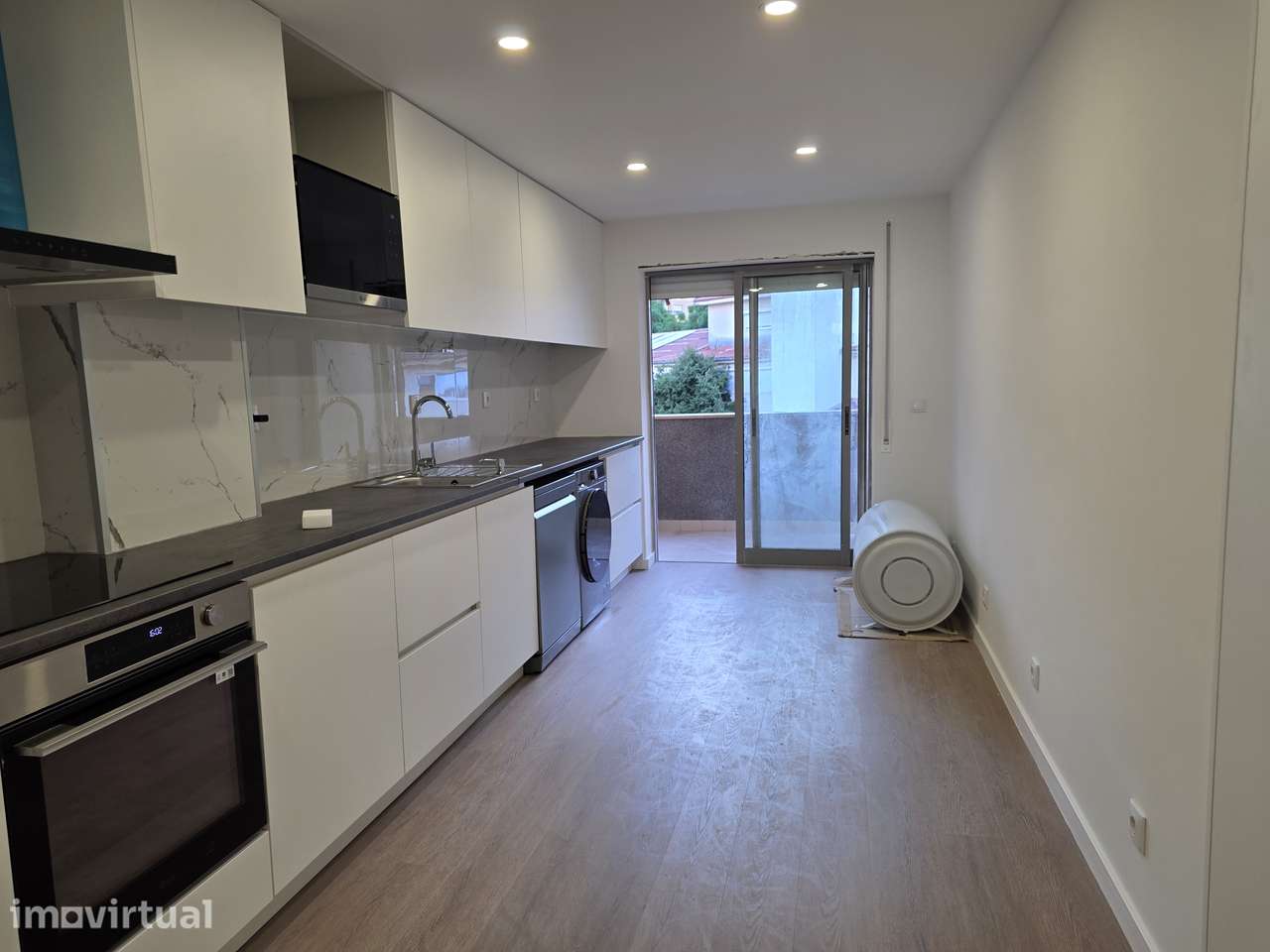 T3 totalmente remodelado | 126 m² | Garagem fechada | Pronto a habitar - Grande imagem: 3/16