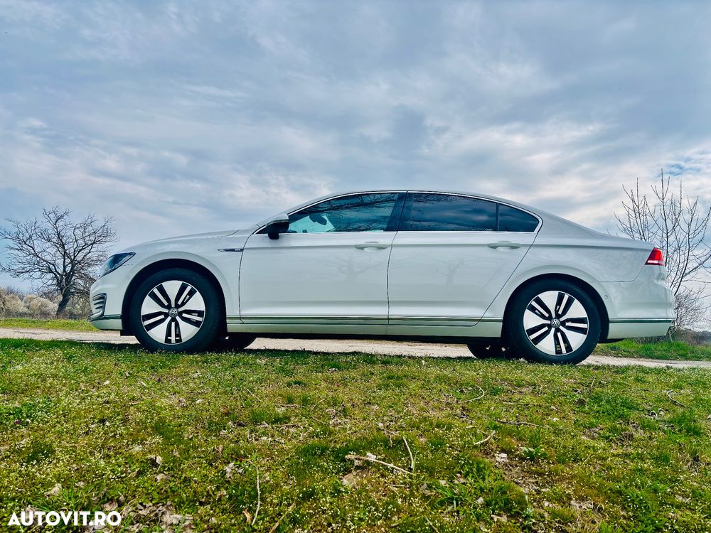 Volkswagen Passat - 1