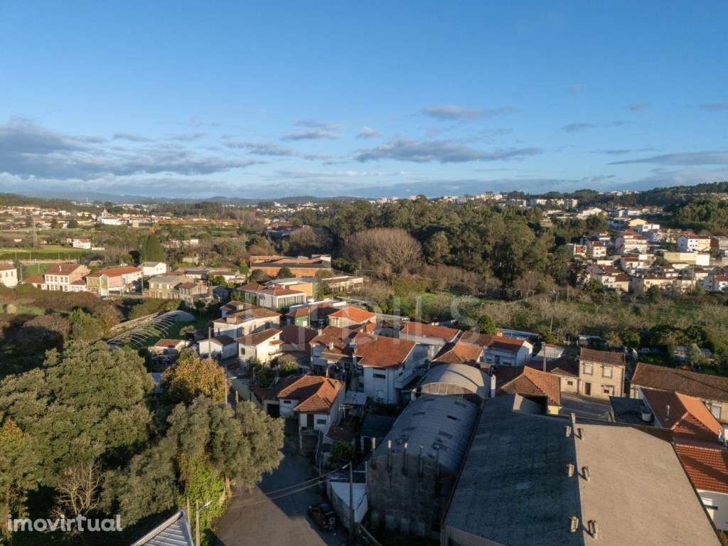 Prédio com 460m2 e amplo terreno, em Milheiros, Maia - Grande imagem: 3/15