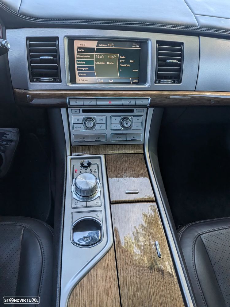 Jaguar XF 2.7 D V6 Premium Luxury - 16