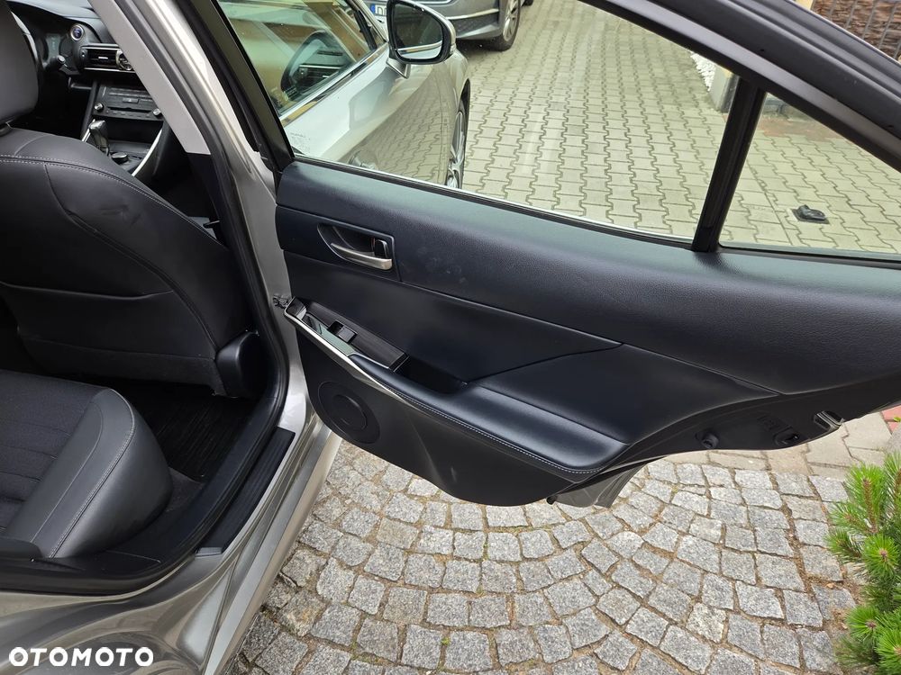 Lexus IS 300h Business Edition - 30