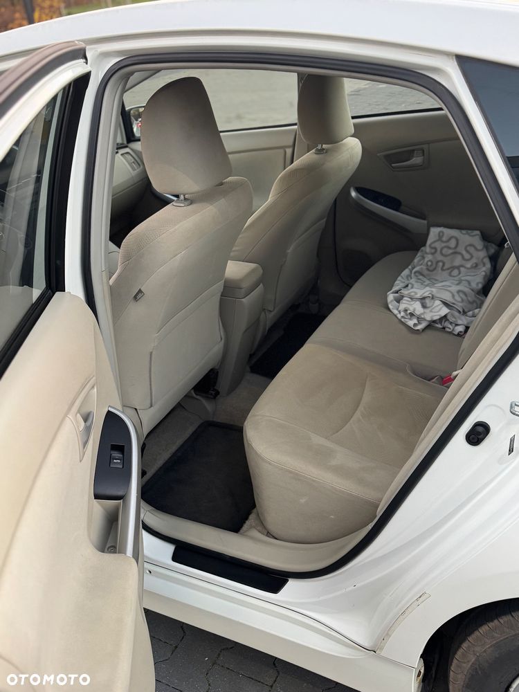 Toyota Prius (Hybrid) - 8