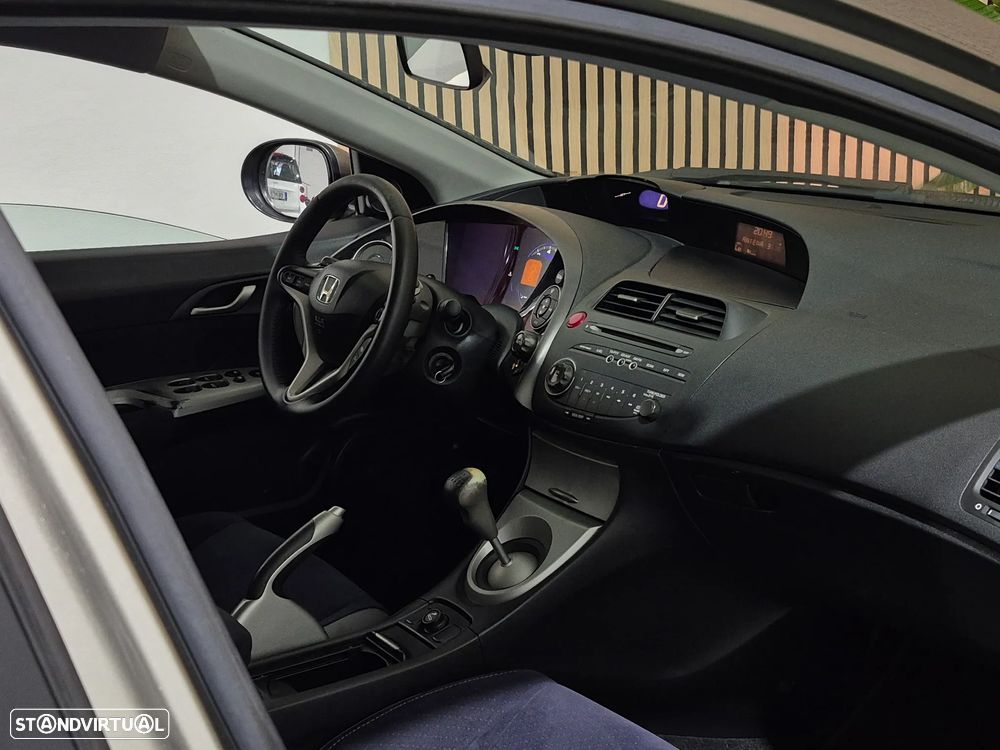 Honda Civic 1.8 Executive - 23