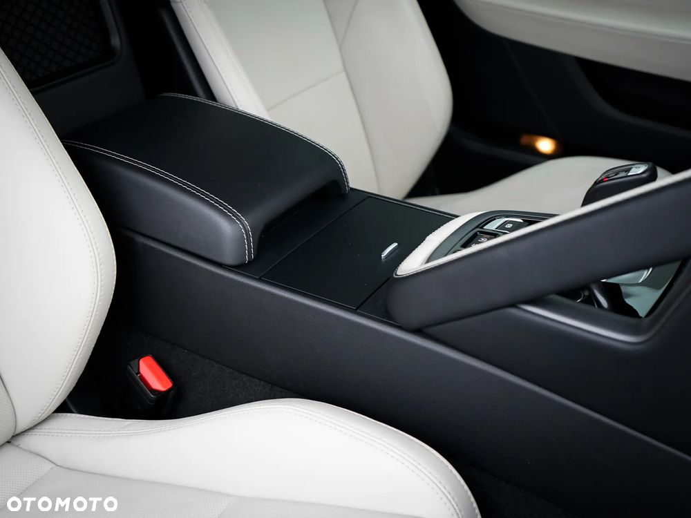 Jaguar F-Type P300 R-Dynamic - 30