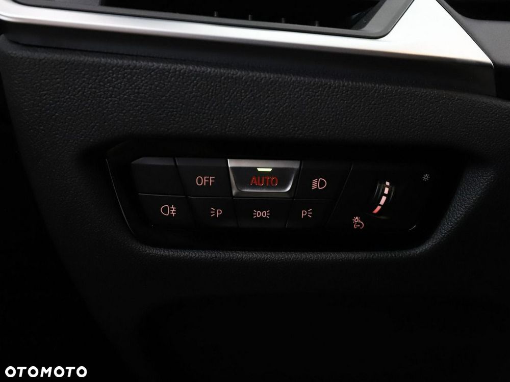 BMW Seria 3 330e PHEV - 37