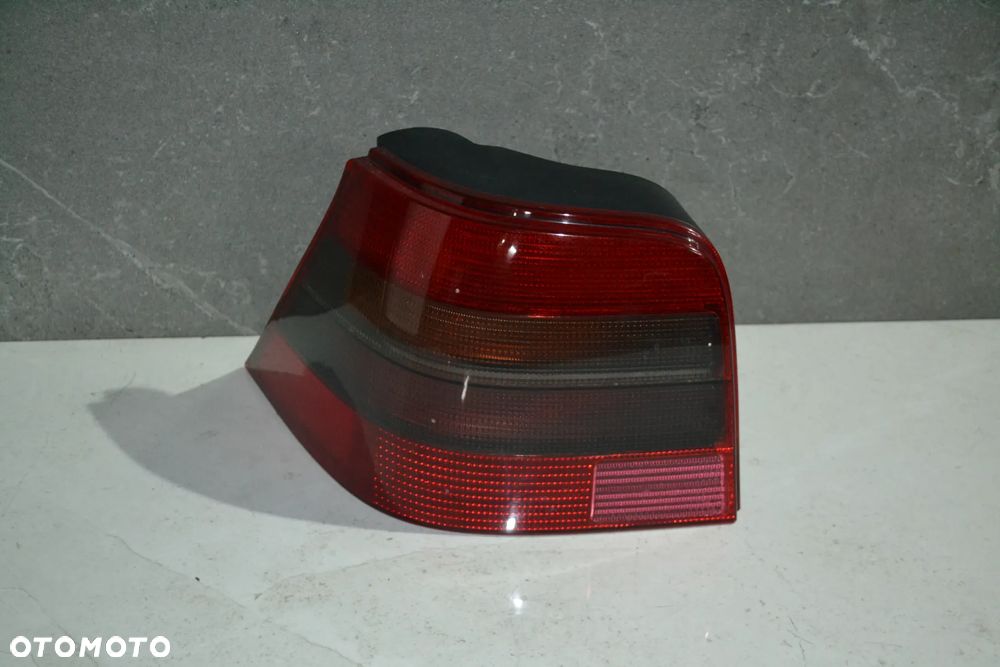 VW GOLF IV HB LAMPA TYŁ TYLNA CIEMNA LEWA Z WKŁADEM