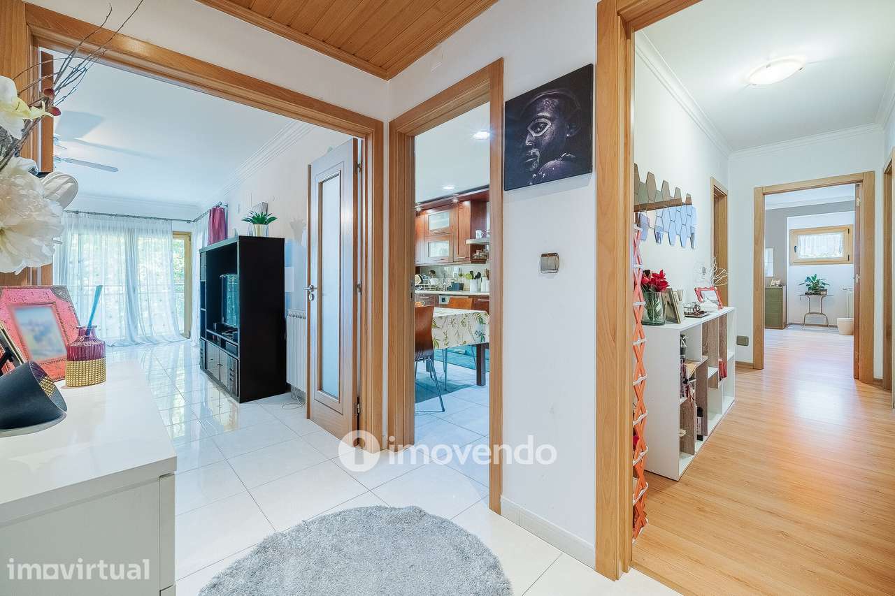 Apartamento T2 moderno, com garagem e varanda enorme, na Malvarosa - Grande imagem: 2/50