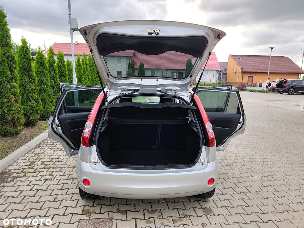 Ford Fiesta 1.3 Ambiente - 24