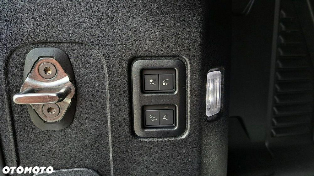 Land Rover Defender - 37