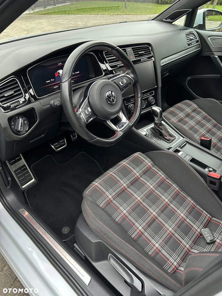 Volkswagen Golf - 10