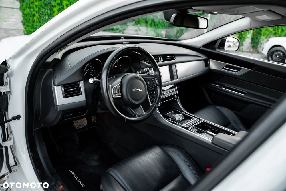 Jaguar XF 20d Prestige - 19