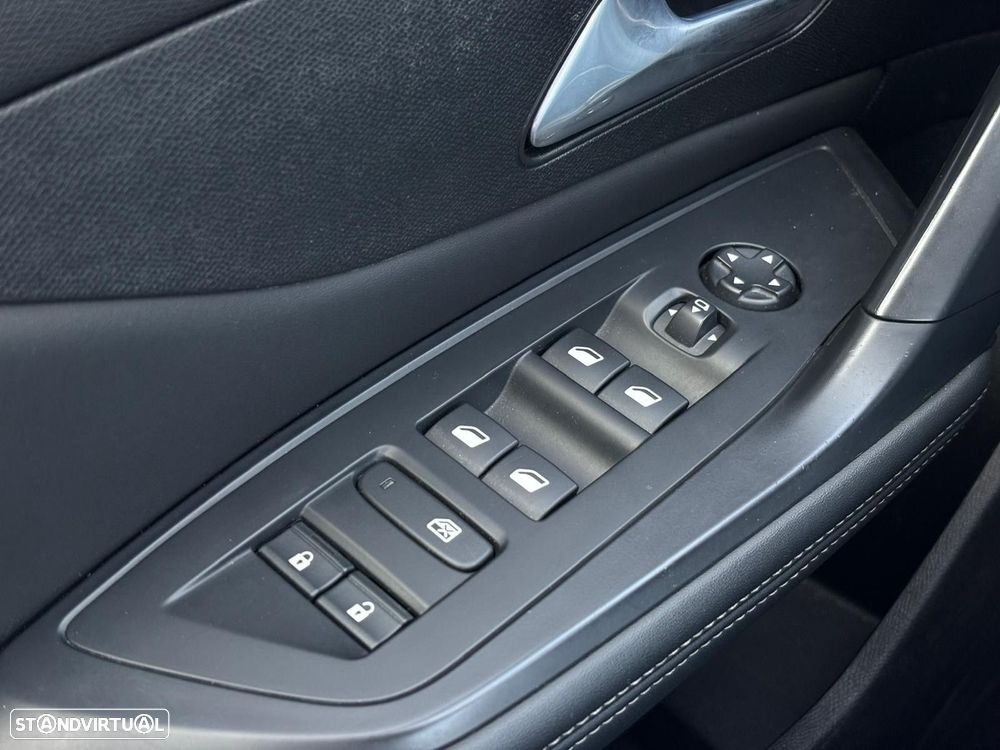 Peugeot 408 1.2 PureTech Allure Pack EAT8 - 18