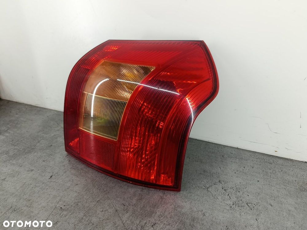 LAMPA TYLNA PRAWA TOYOTA COROLLA E12   KOITO HATCHBACK - 2