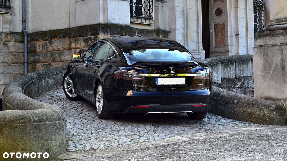 Tesla Model S - 4