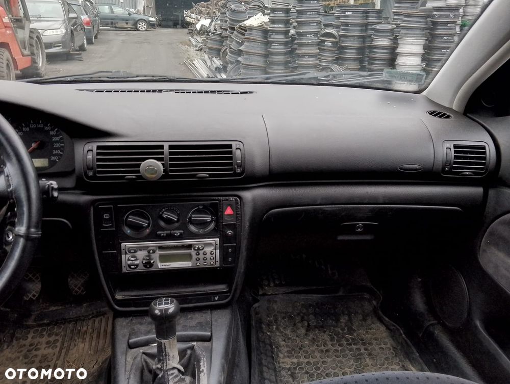 Volkswagen Passat B5 (97-00r.) 1.8 B 125KM. Silnik ADR/APT/ARG Skrzynia DHZ lakier NLB7Z.Cały na części. GWARANCJA !!!  Przód Tył Zestaw Komplet Drzwi Klapa Zderzak Błotnik Maska Grill Atrapa Szyba Pas Lampa Lusterko Boczki Fotel Kanapa Kokpit Deska Rozdzielcza Przełącznik Włącznik Sterownik Przewody Wiązka Instalacja Moduł Komputer Czujnik Listwa Pompa Alternator Wtryski Głowica Rozrusznik Kompresor Sprzęgło Dwumas Silnik Skrzynia ABS Klimatyzacji Paliwa Wspomagania Kolektor Turbina Przepustnica Zawór Chłodnica Koło Hak Belka Sanki Zawieszenie Mcpherson Półoś Amortyzator Wydech Tłumik Zacisk Most - 10