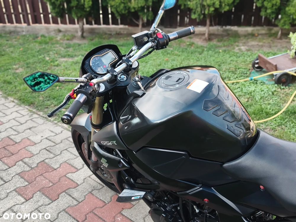 Suzuki GSR - 22